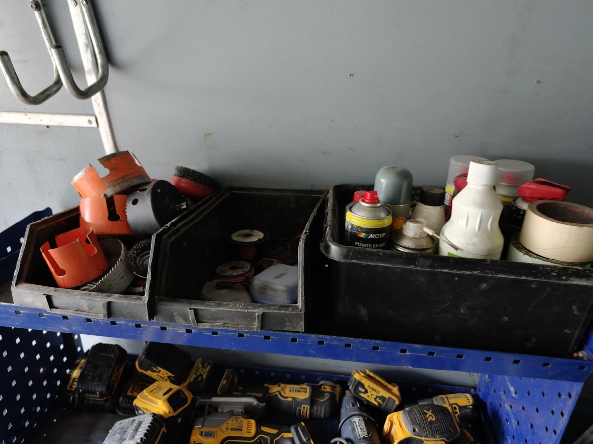 Erä erilaisia työkaluja, Dewalt ja Milwaukee, Salaiset Ojat Oy konkurssipesä
