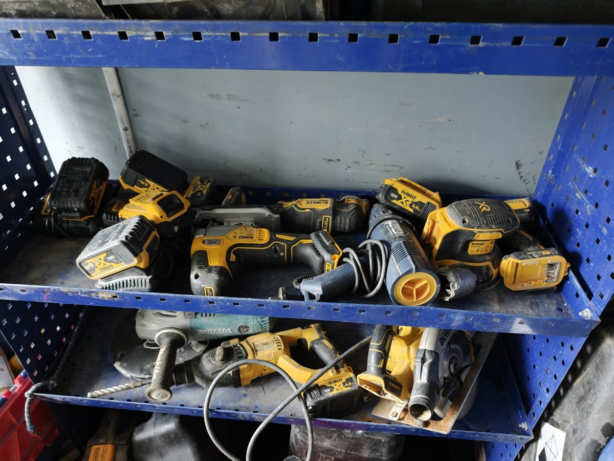 Erä erilaisia työkaluja, Dewalt ja Milwaukee, Salaiset Ojat Oy konkurssipesä