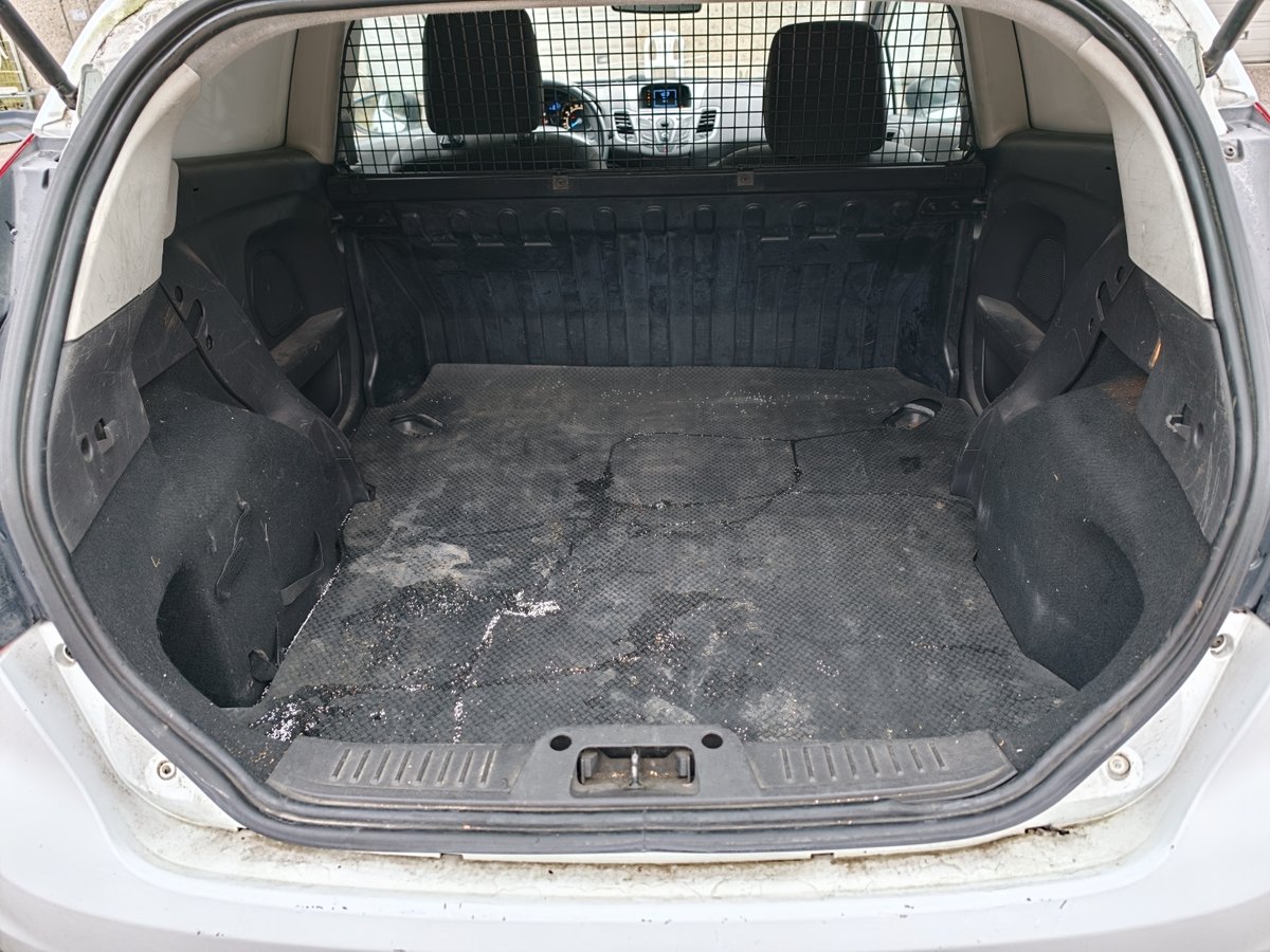 ZKB-393 Pakettiauto Ford FIESTA 1.2, Autoset Finland Oy konkurssipesä