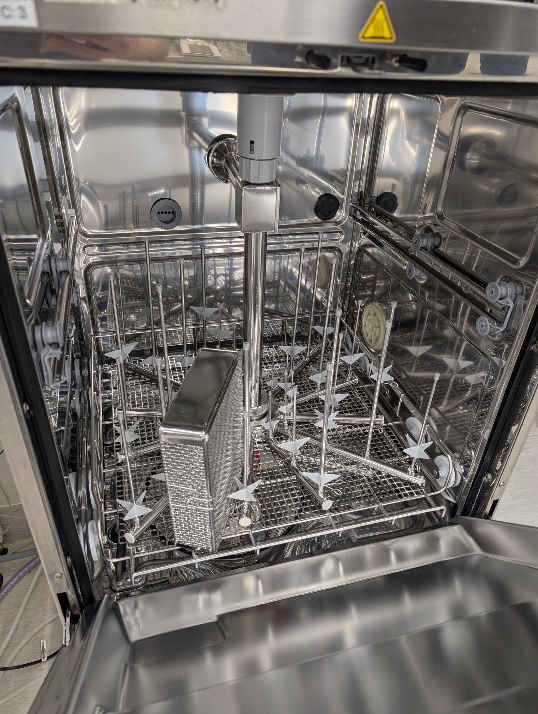 Smeg laboratorioastianpesukone, LabMaster Oy konkurssipesä