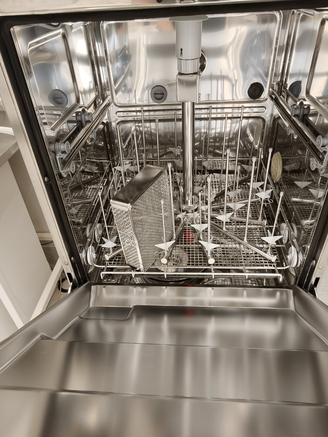 Smeg laboratorioastianpesukone, LabMaster Oy konkurssipesä