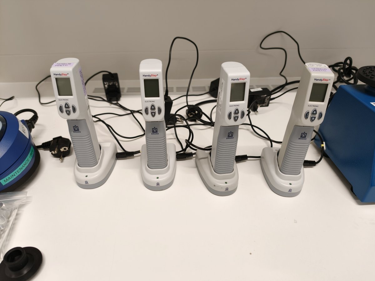 Erilaisia laboratorion pienlaitteita, LabMaster Oy konkurssipesä