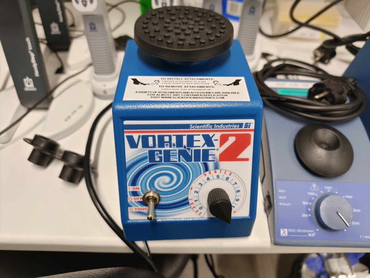 Erilaisia laboratorion pienlaitteita, mm. pipetintäyttölaitteita, LabMaster Oy konkurssipesä