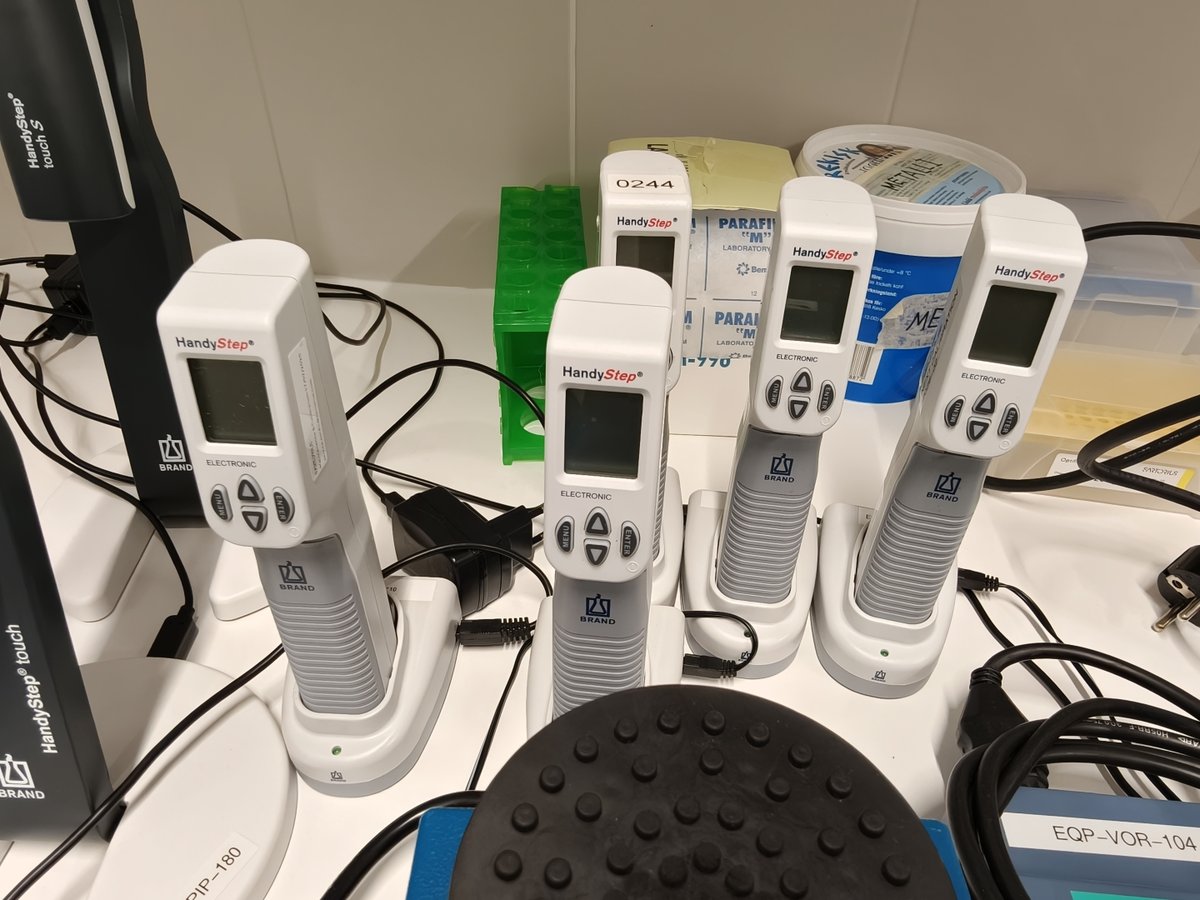 Erilaisia laboratorion pienlaitteita, mm. pipetintäyttölaitteita, LabMaster Oy konkurssipesä