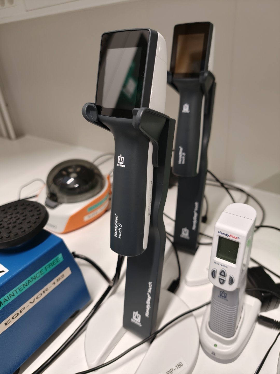 Erilaisia laboratorion pienlaitteita, mm. pipetintäyttölaitteita, LabMaster Oy konkurssipesä
