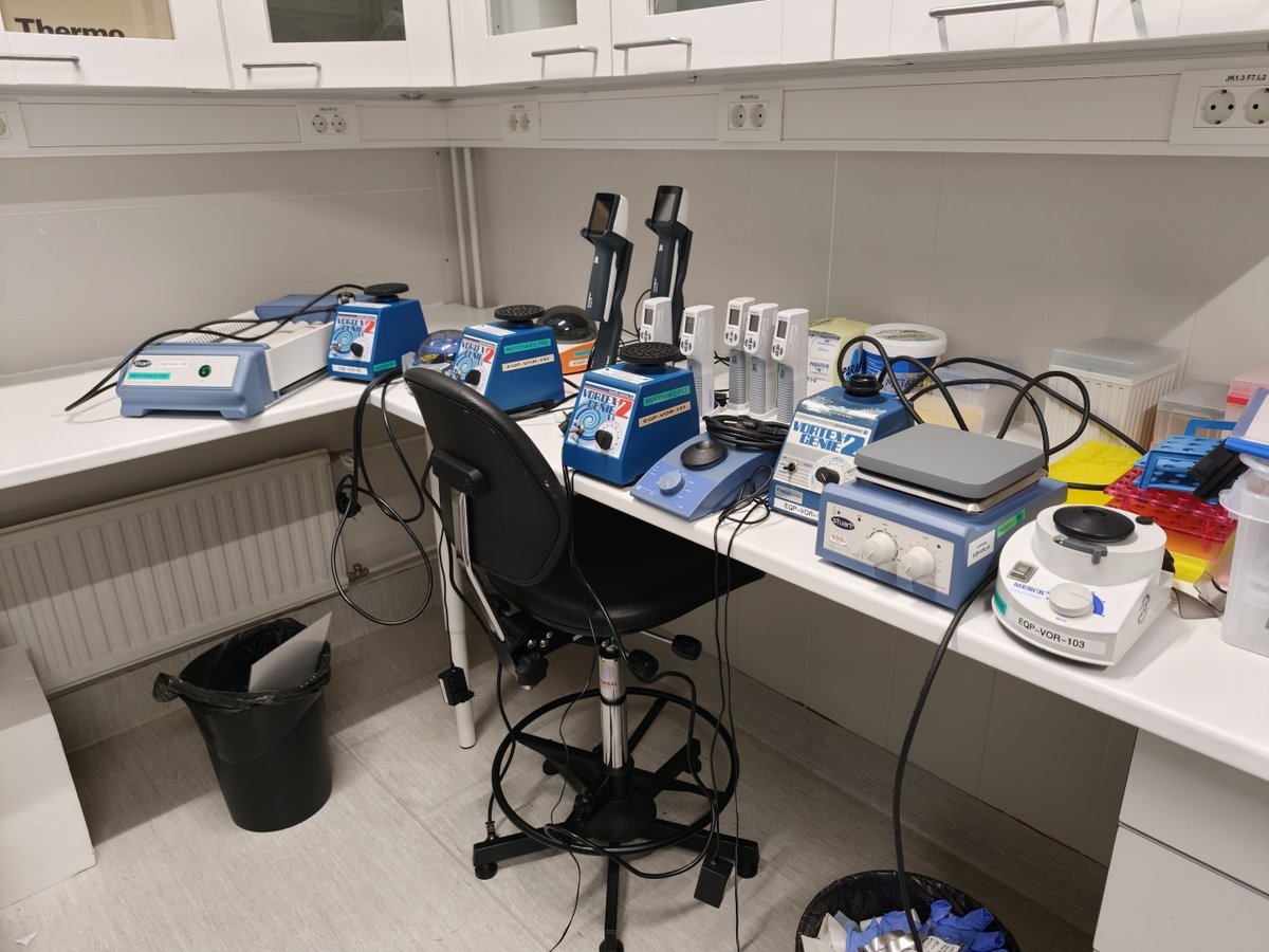 Erilaisia laboratorion pienlaitteita, mm. pipetintäyttölaitteita, LabMaster Oy konkurssipesä