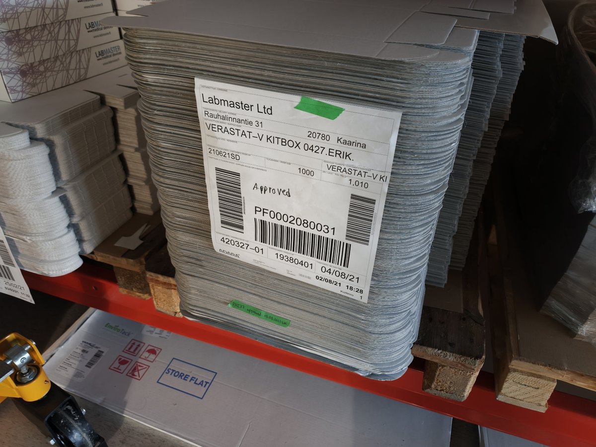 Iso erä erilaista pakkauslaatikkoa, LabMaster Oy konkurssipesä