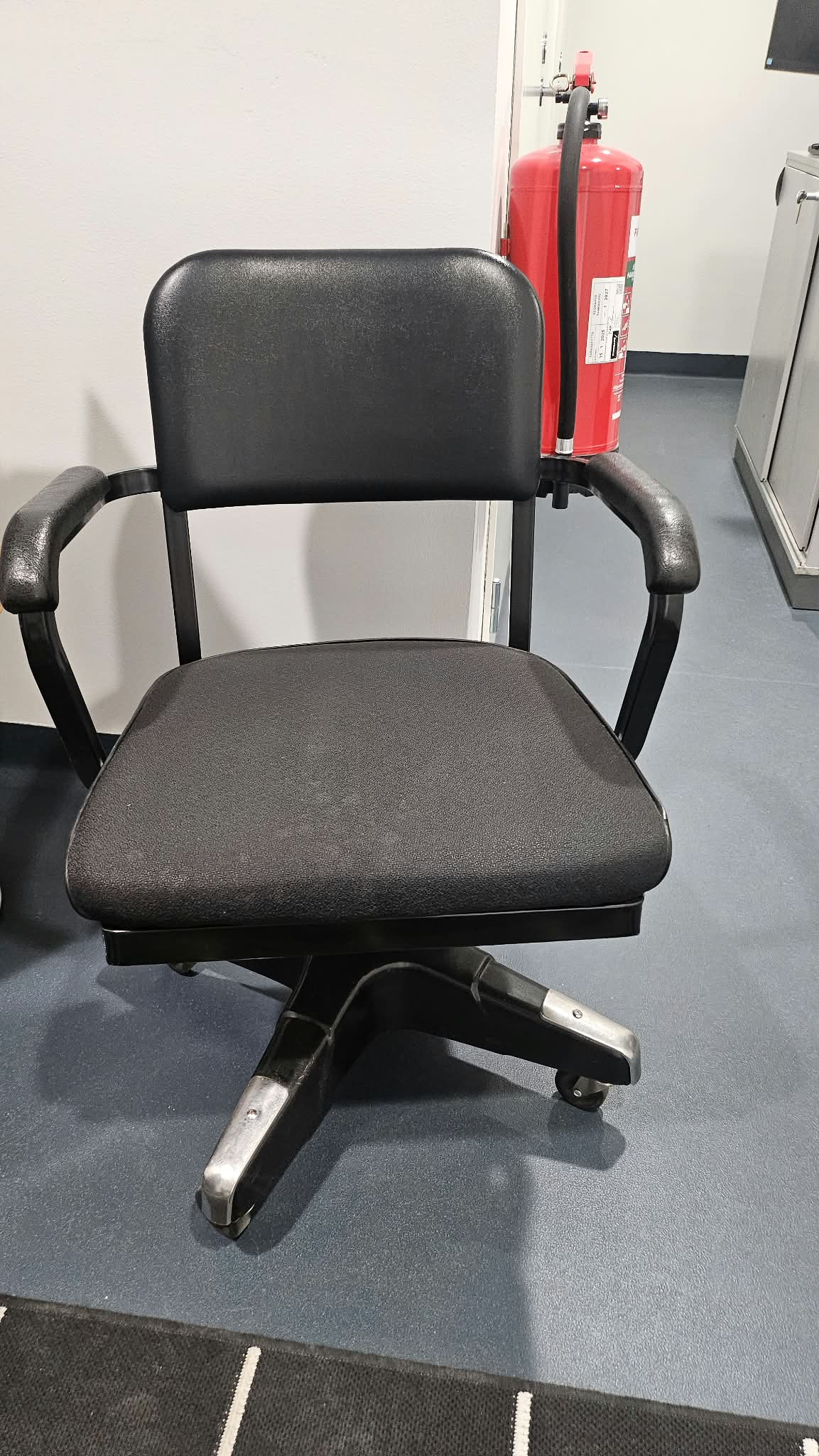 Toimistokalusteita ja näyttöjä, Alces Oy konkurssipesä