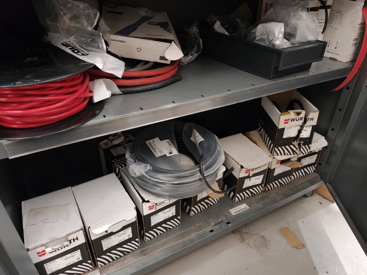 Peltikaappi sisältöineen, Boat Store Finland Oy konkurssipesä