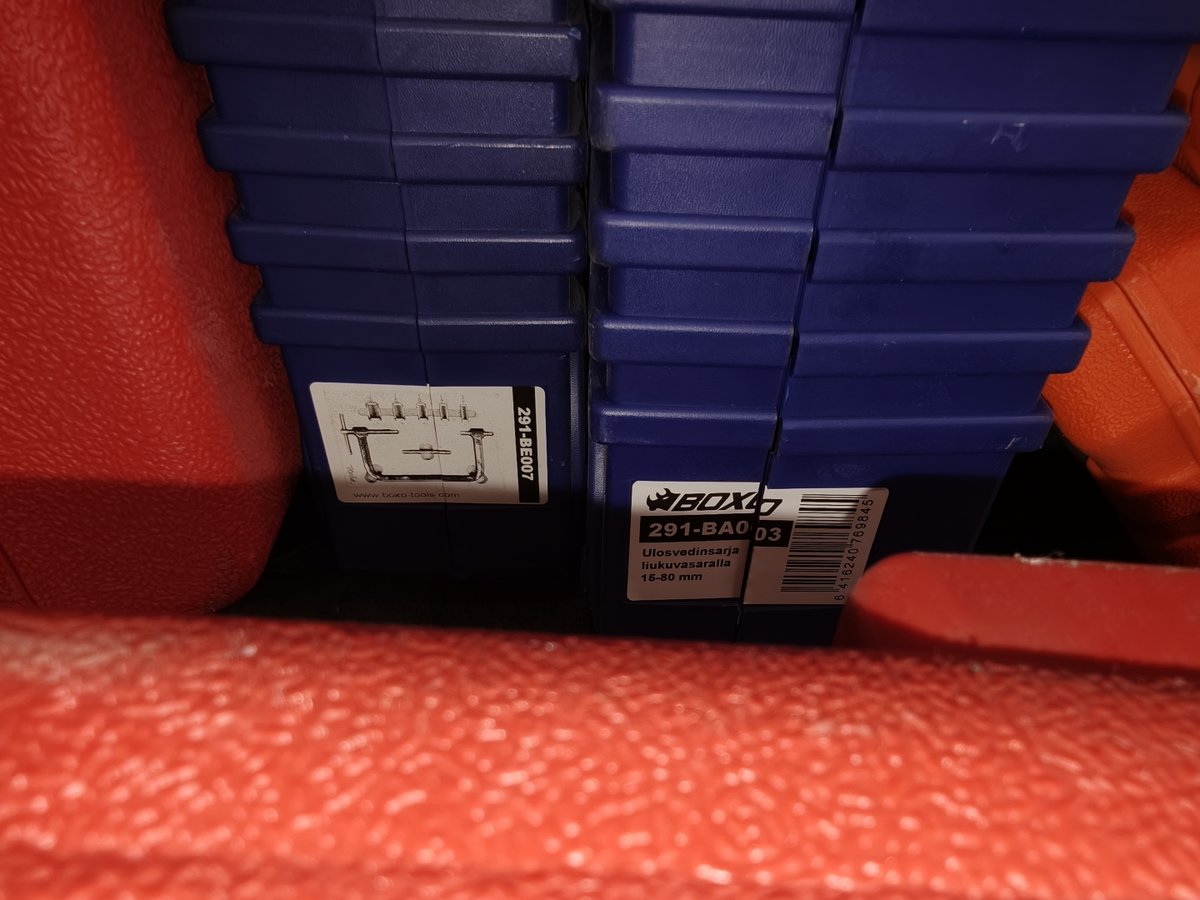 Kaappi jossa erilaisia testaustyökaluja, Boat Store Finland Oy konkurssipesä