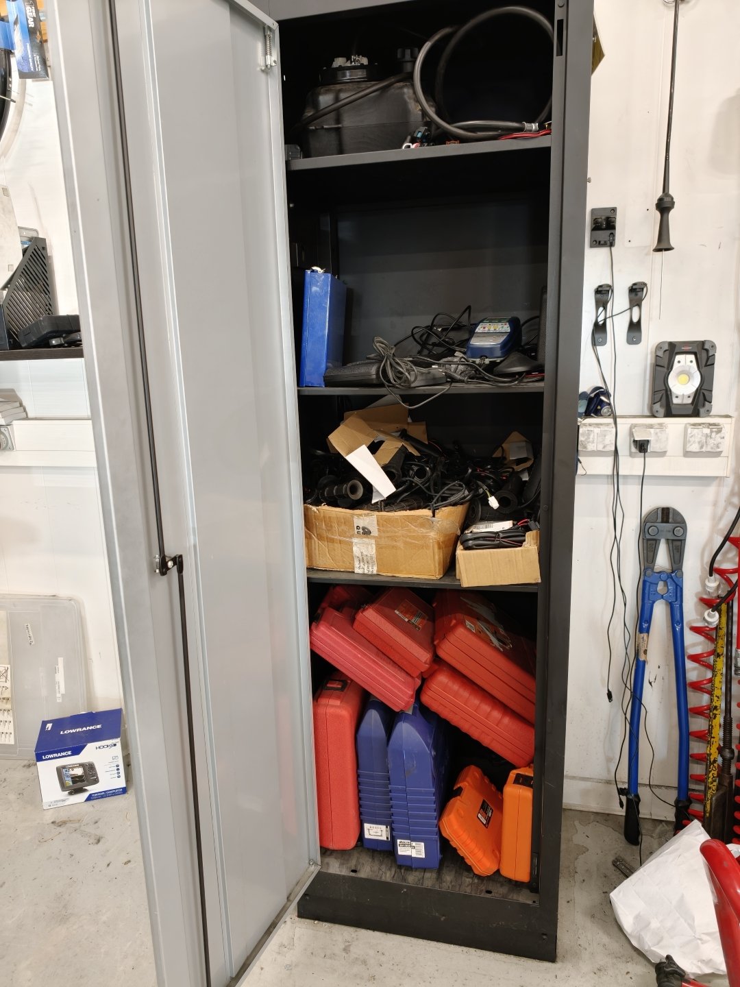 Kaappi jossa erilaisia testaustyökaluja, Boat Store Finland Oy konkurssipesä