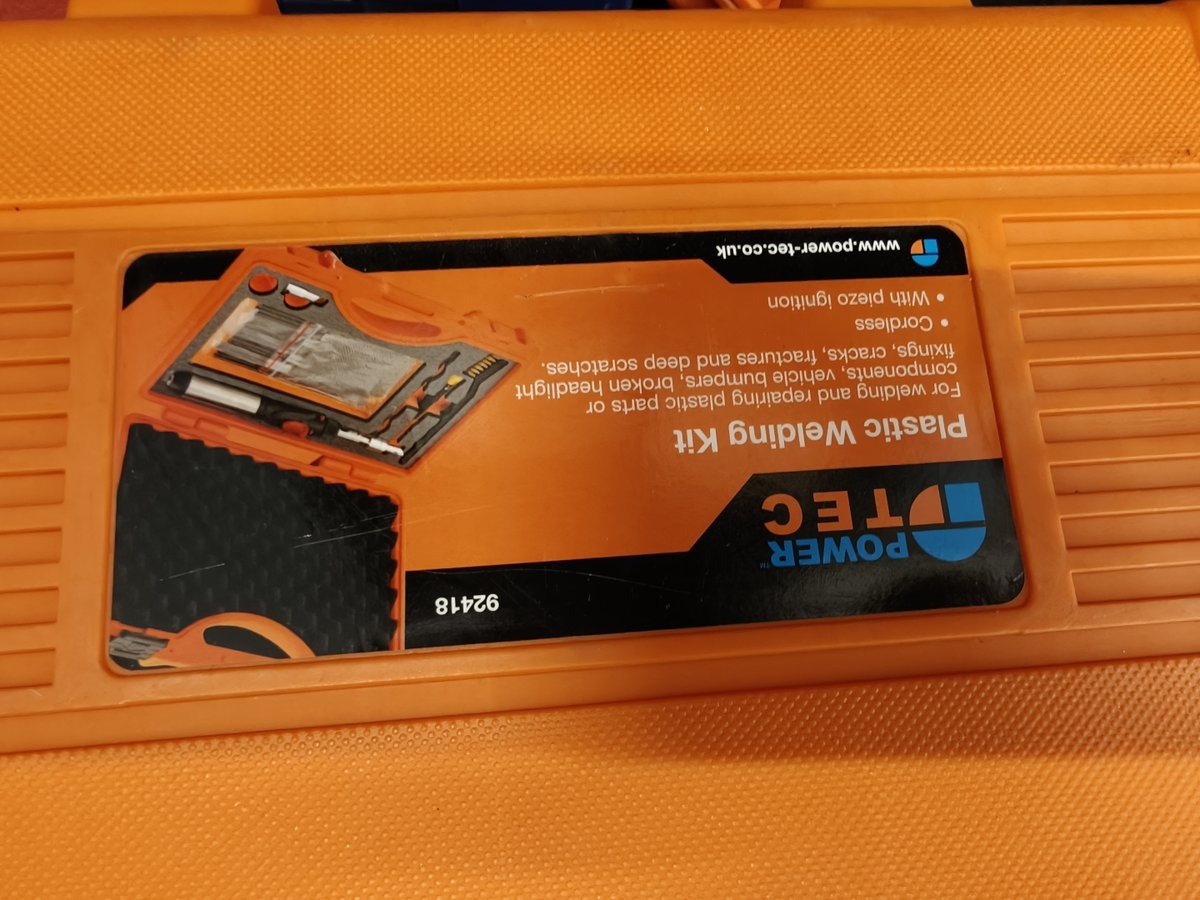 Kaappi jossa erilaisia testaustyökaluja, Boat Store Finland Oy konkurssipesä