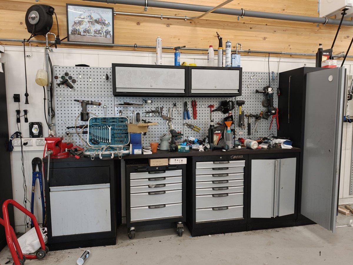Boxo työkalukaluste työkaluineen, Boat Store Finland Oy konkurssipesä