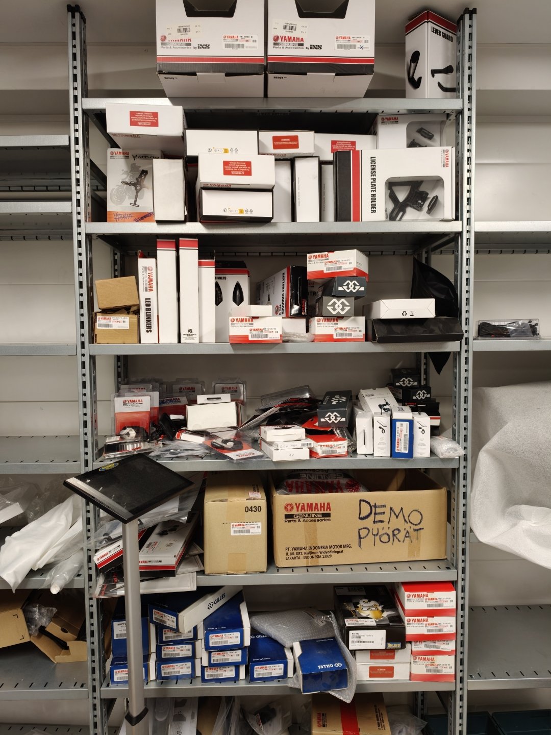 Erilaisia moottoripyörä ja sähköpyörätarvikkeita, Boat Store Finland Oy konkurssipesä