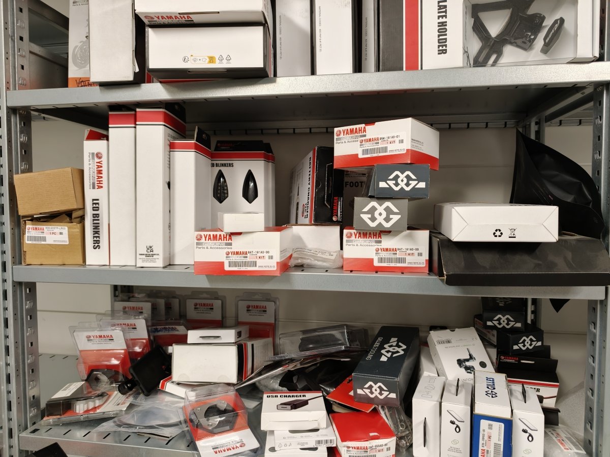 Erilaisia moottoripyörä ja sähköpyörätarvikkeita, Boat Store Finland Oy konkurssipesä