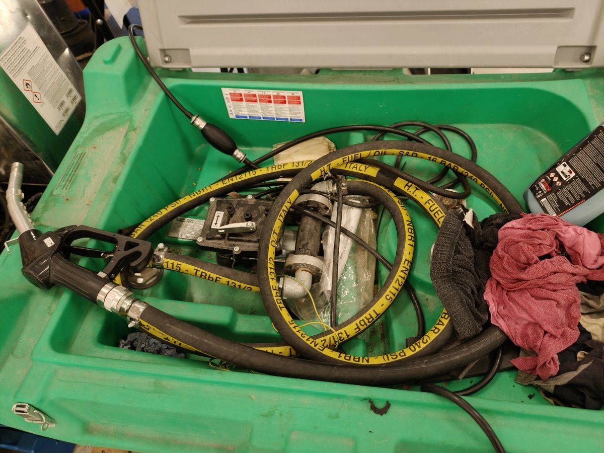 Polttoainesäiliö täyttöletkulla ja pumpulla, Boat Store Finland Oy konkurssipesä