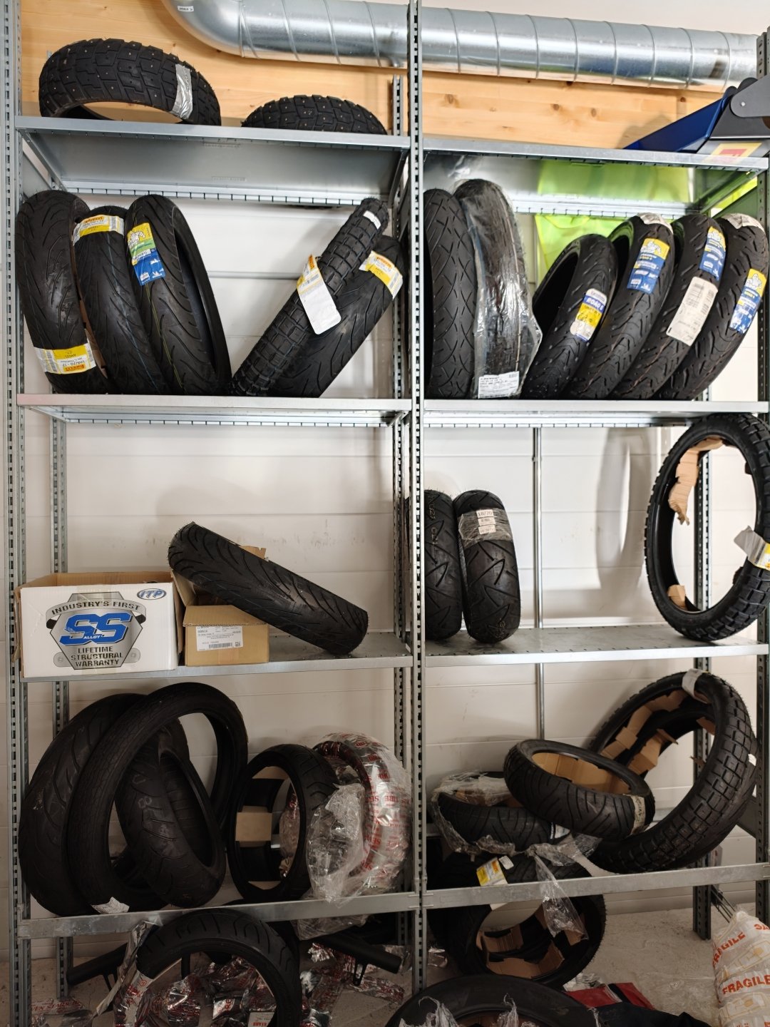 20tn prässi ja iso erä erilaisia moto ja veneosia, Boat Store Finland Oy konkurssipesä