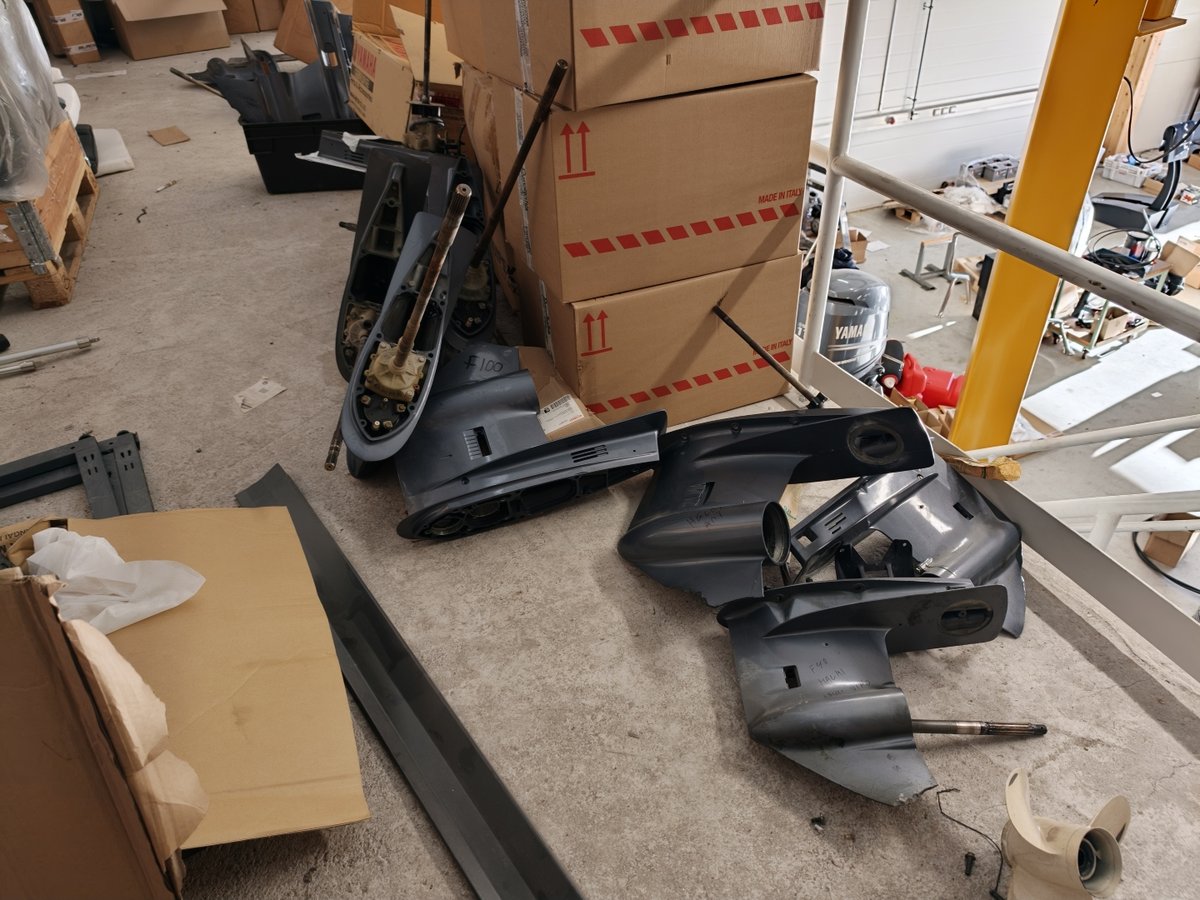 20tn prässi ja iso erä erilaisia moto ja veneosia, Boat Store Finland Oy konkurssipesä