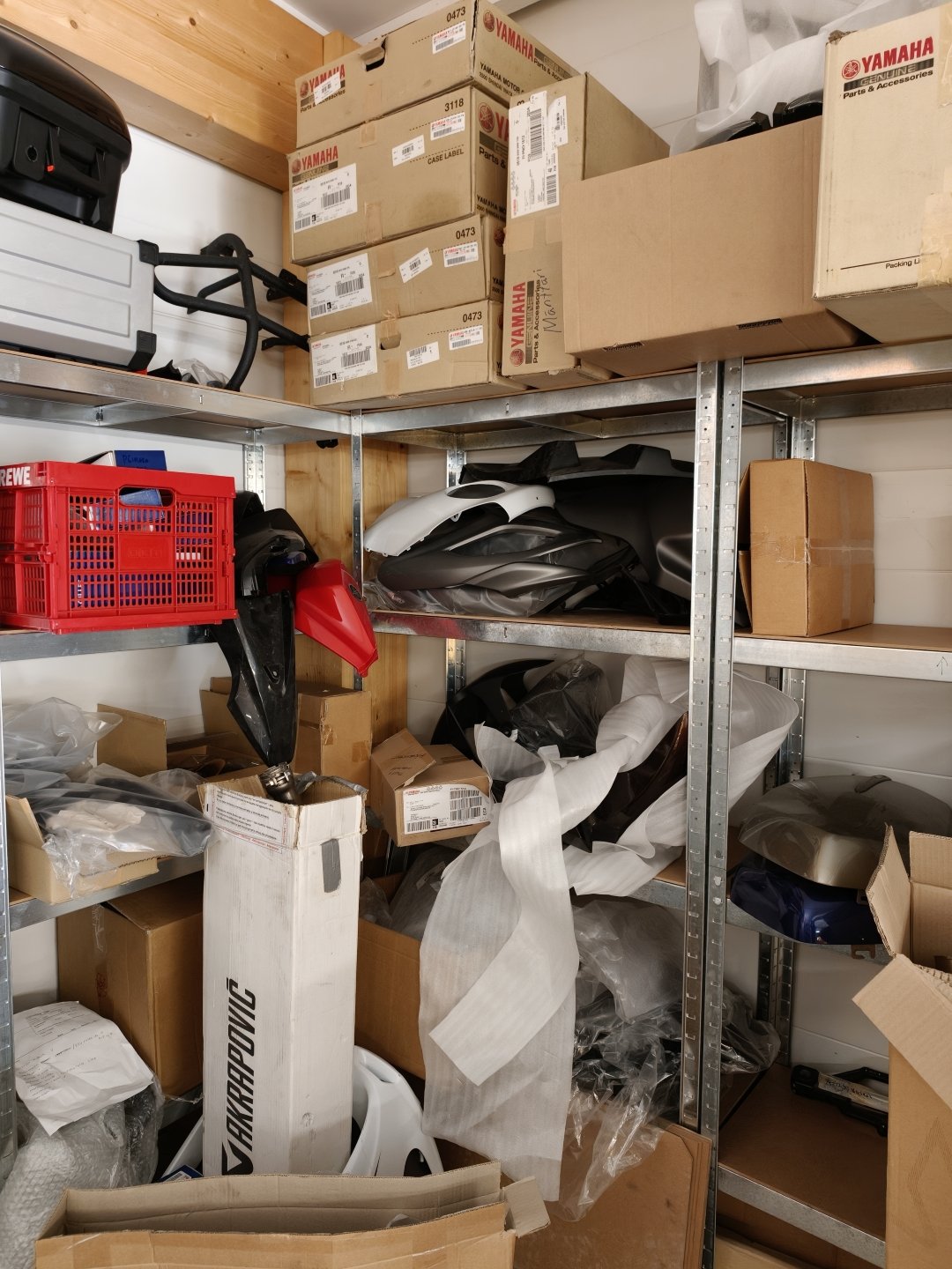 20tn prässi ja iso erä erilaisia moto ja veneosia, Boat Store Finland Oy konkurssipesä