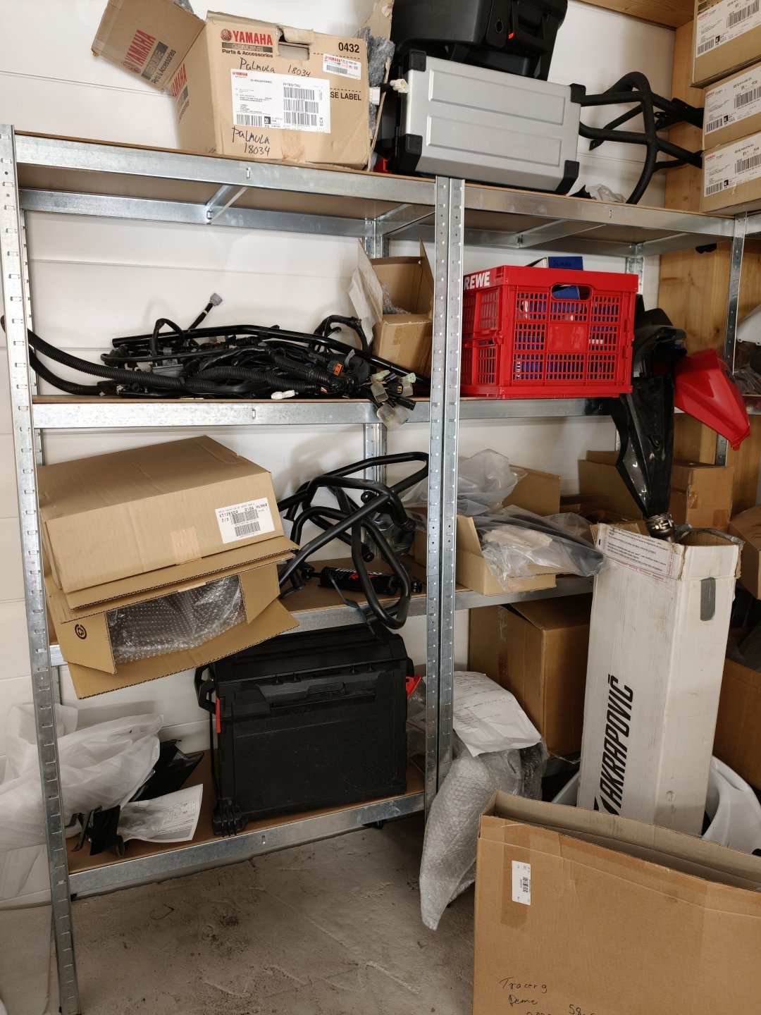 20tn prässi ja iso erä erilaisia moto ja veneosia, Boat Store Finland Oy konkurssipesä