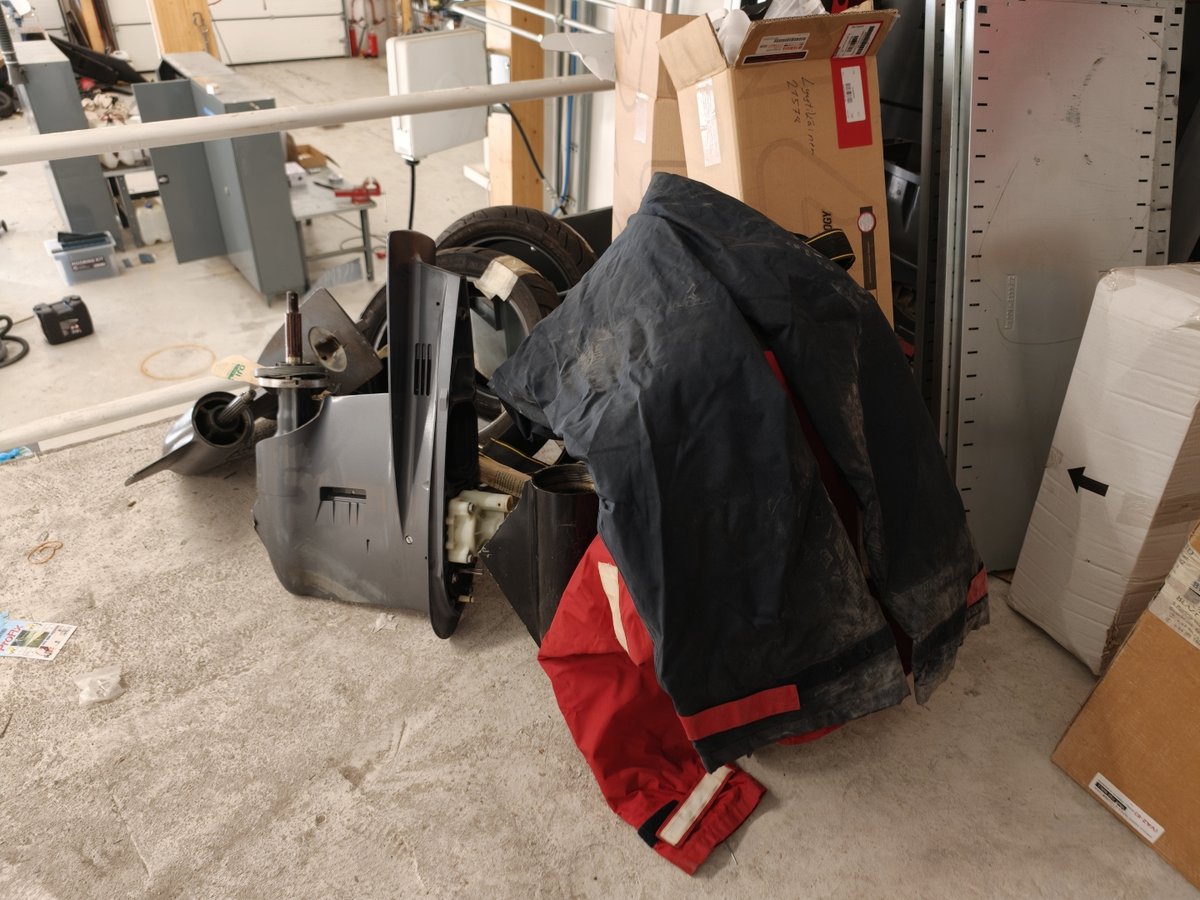 20tn prässi ja iso erä erilaisia moto ja veneosia, Boat Store Finland Oy konkurssipesä