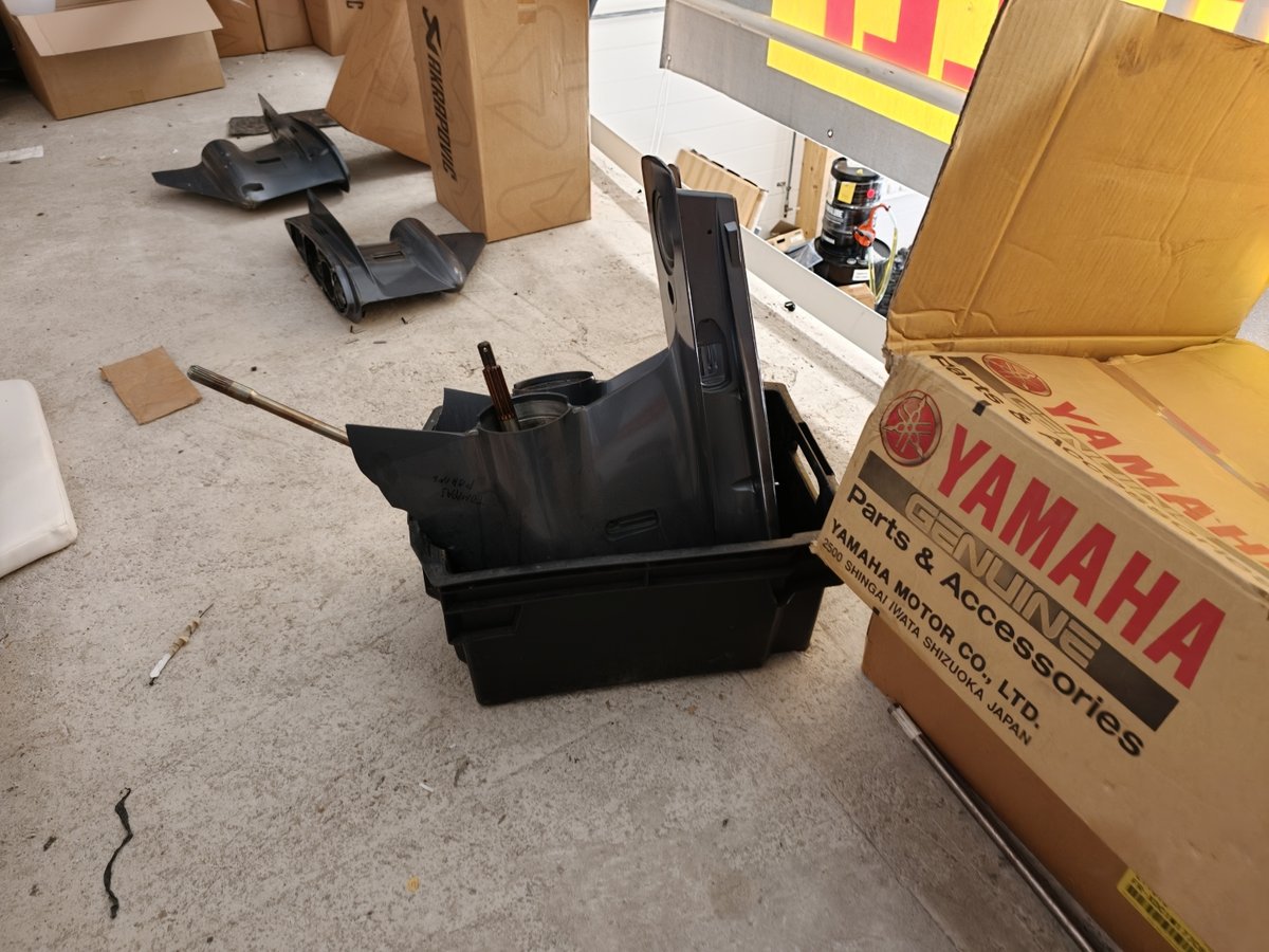 20tn prässi ja iso erä erilaisia moto ja veneosia, Boat Store Finland Oy konkurssipesä