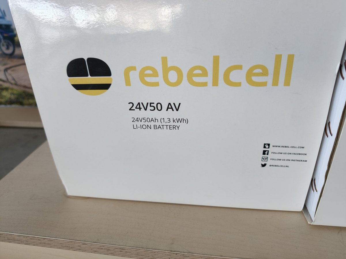 2 kpl litiumakkuja ja latureita, Boat Store Finland Oy konkurssipesä