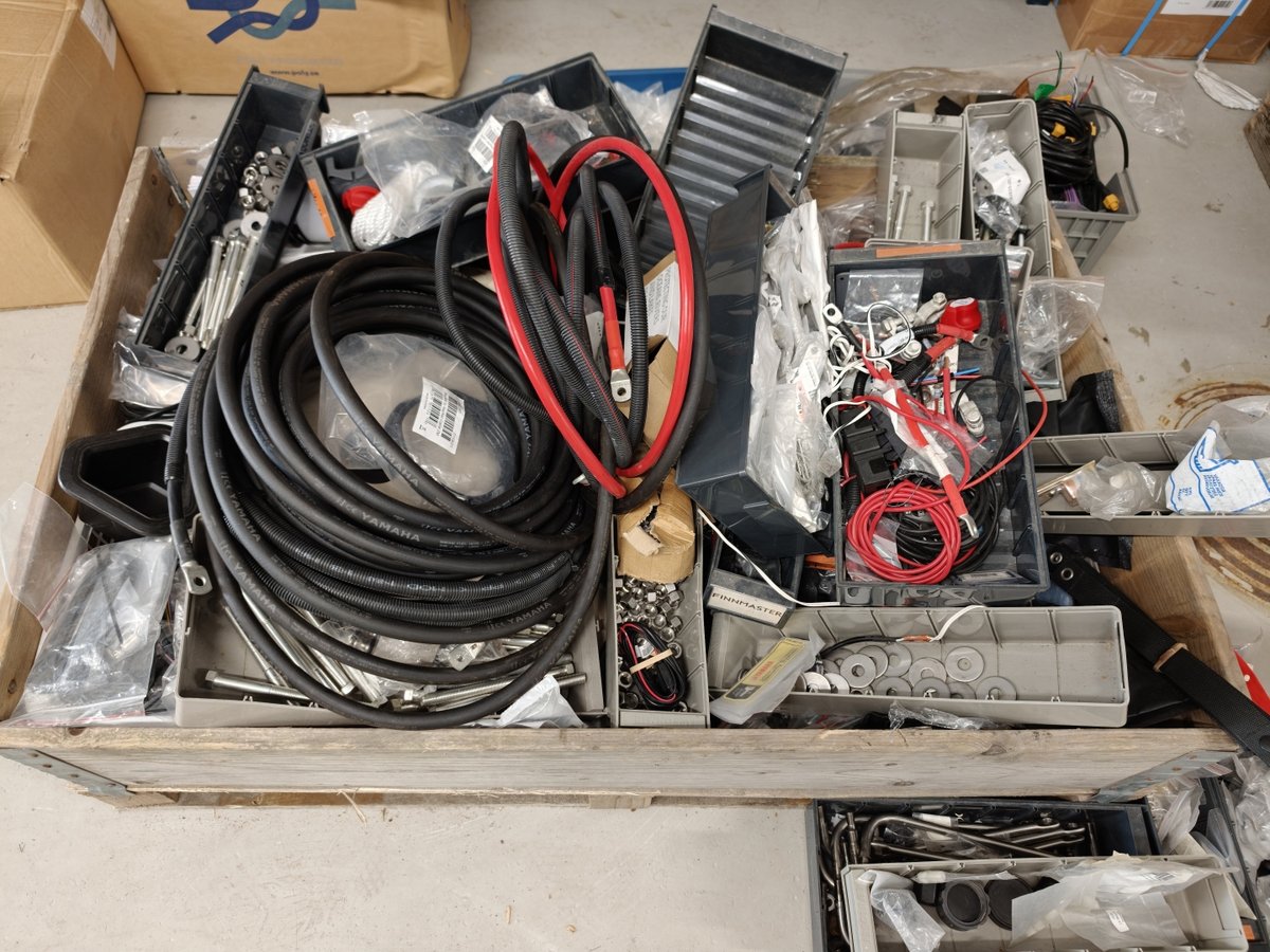 Työkalukaappi ja sekalaisia perämoottoritarvikkeita ja telineitä, Boat Store Finland Oy konkurssipesä