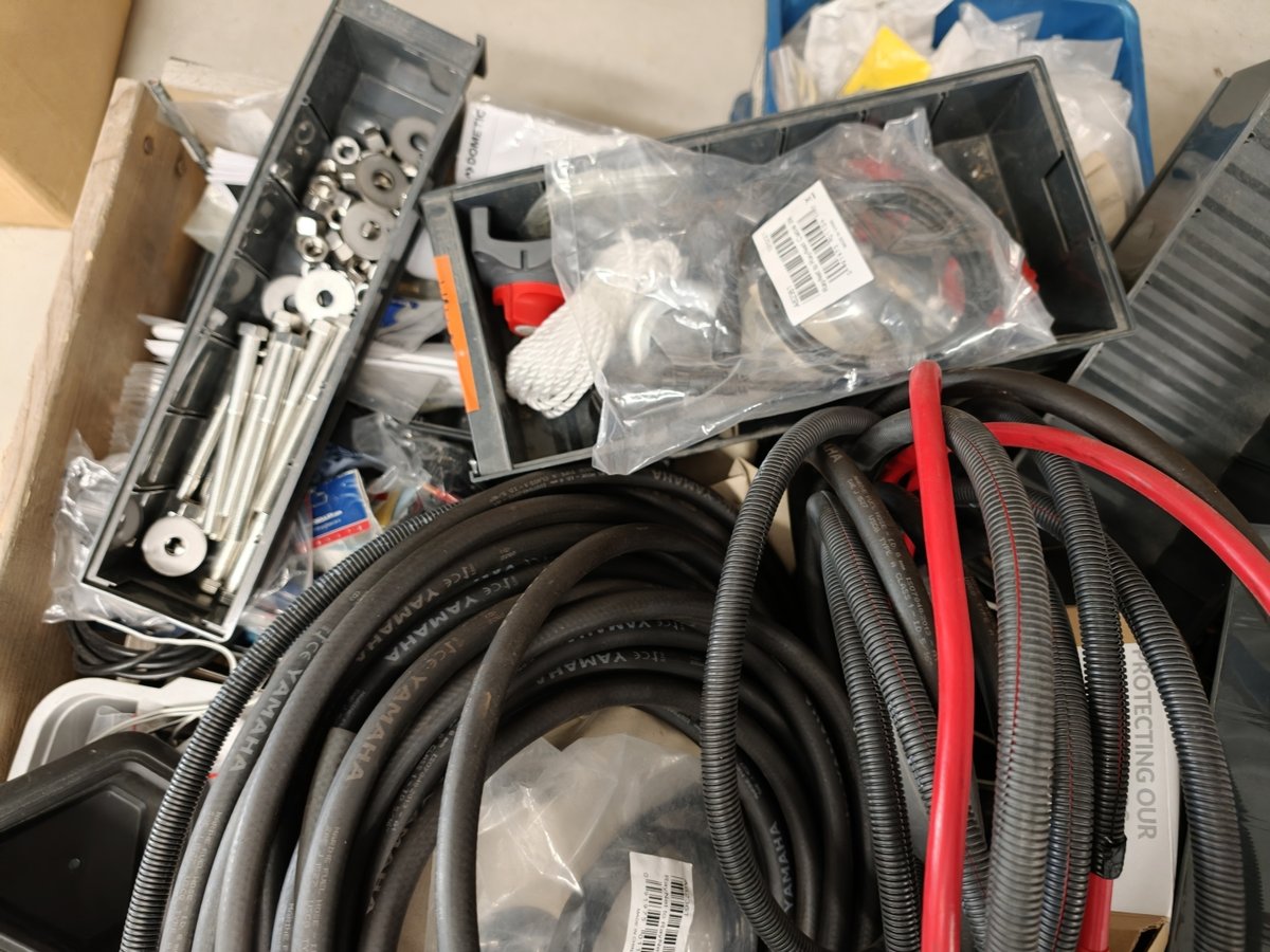 Työkalukaappi ja sekalaisia perämoottoritarvikkeita ja telineitä, Boat Store Finland Oy konkurssipesä