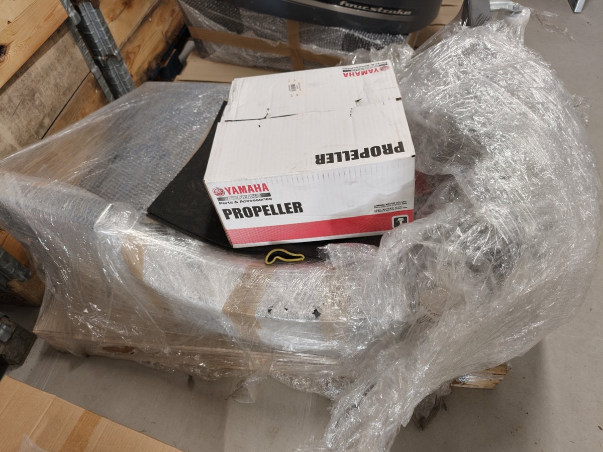 Työkalukaappi ja sekalaisia perämoottoritarvikkeita ja telineitä, Boat Store Finland Oy konkurssipesä