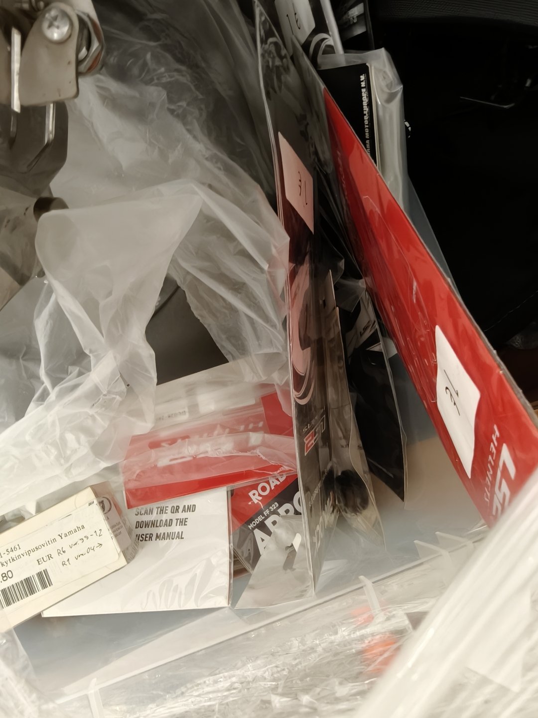 Rullakko ja lava pakattu erilaisia venemyymälätuotteita, Boat Store Finland Oy konkurssipesä