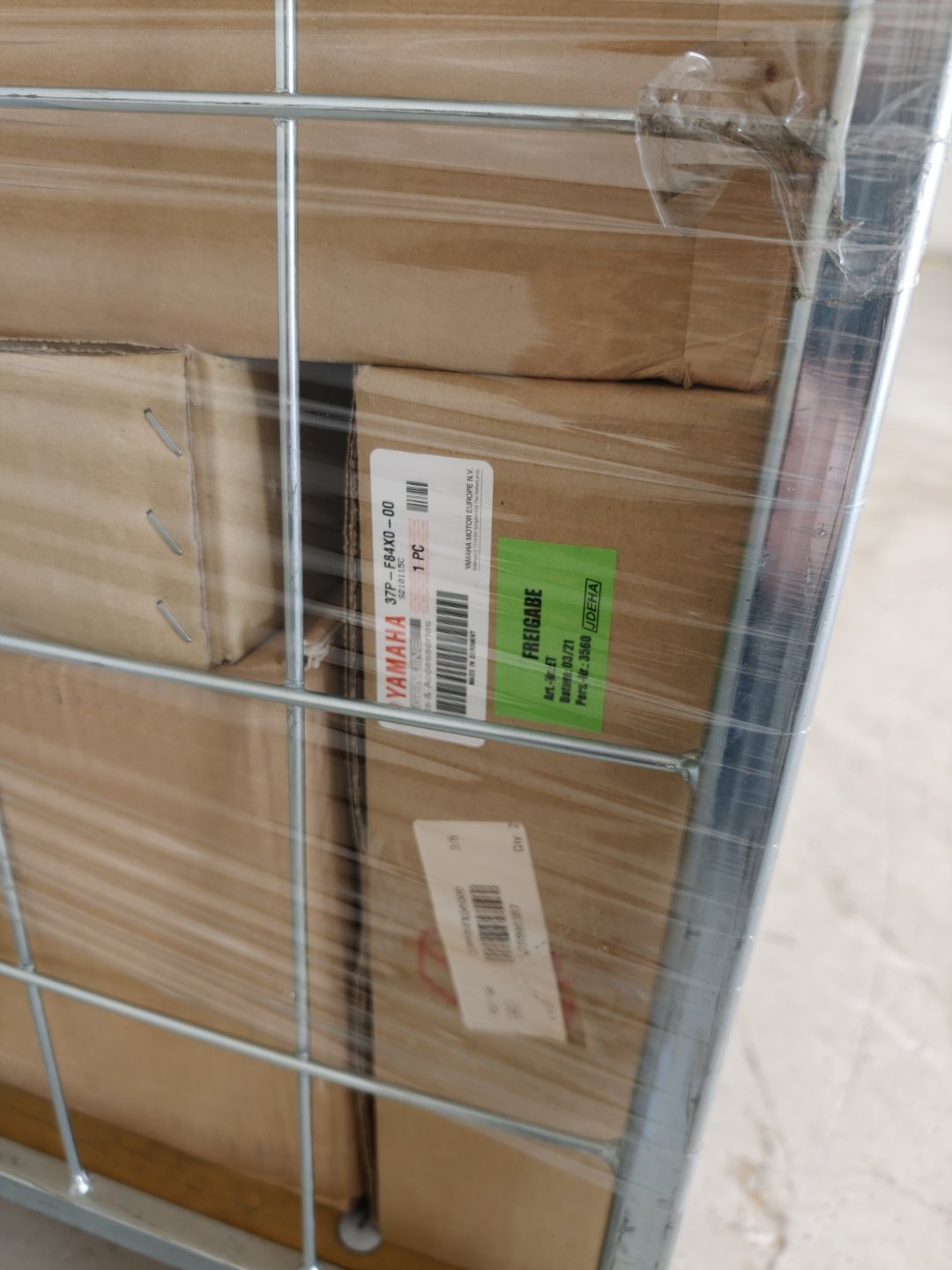 Rullakko ja lava pakattu erilaisia venemyymälätuotteita, Boat Store Finland Oy konkurssipesä