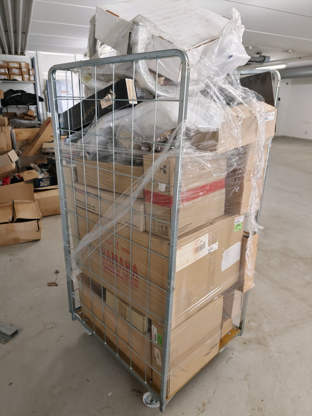 Rullakko ja lava pakattu erilaisia venemyymälätuotteita, Boat Store Finland Oy konkurssipesä