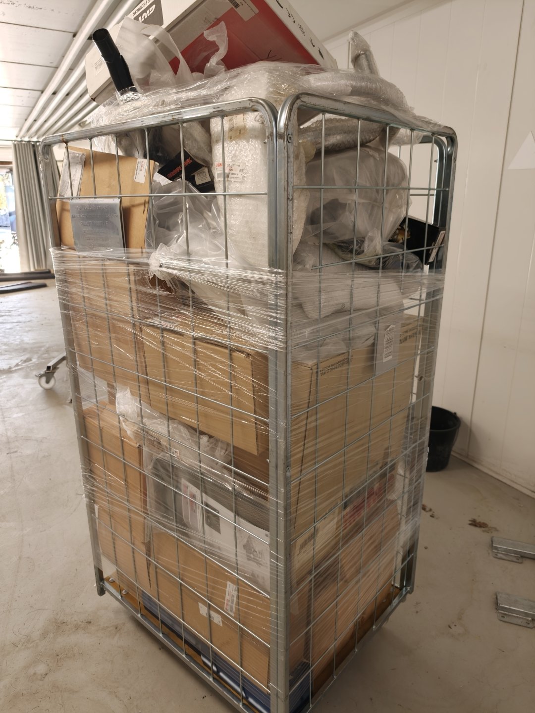 Rullakko ja lava pakattu erilaisia venemyymälätuotteita, Boat Store Finland Oy konkurssipesä