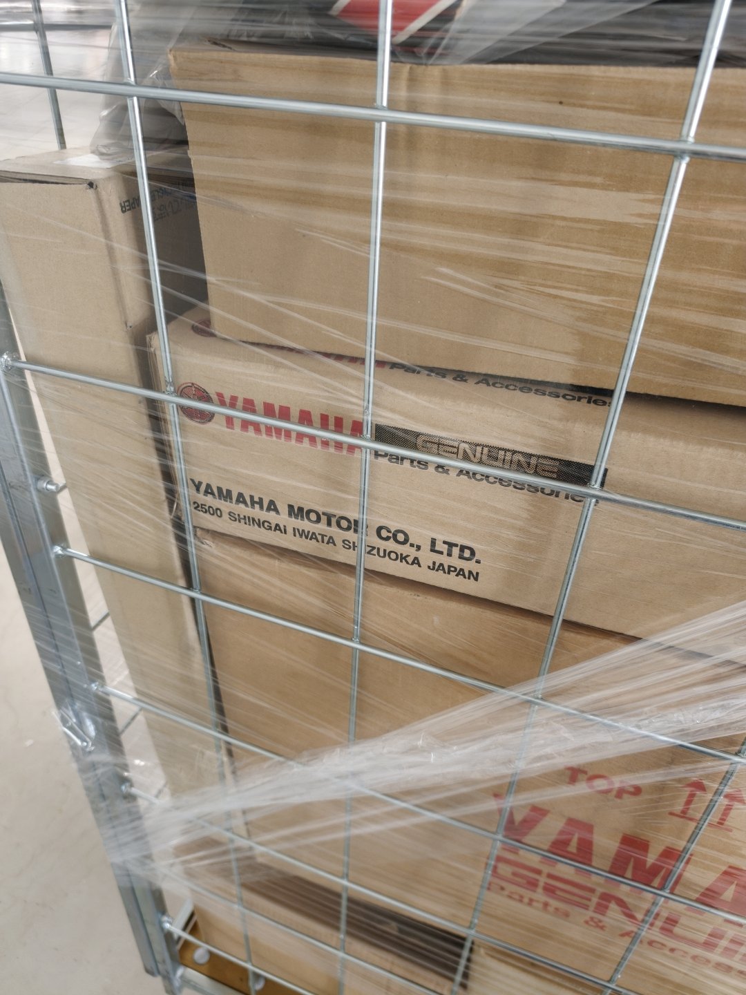 Rullakko ja lava pakattu erilaisia venemyymälätuotteita, Boat Store Finland Oy konkurssipesä