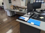 Toimistokalusteita, 2 näyttöä
