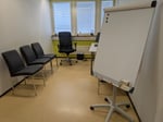 Toimistokalusteita ja näyttöjä