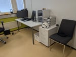 Toimistokalusteita ja näyttöjä