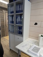 Toimistokalusteita ja näyttöjä