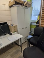 Toimistokalusteita ja näyttöjä