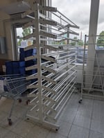 Myymäläkalusteita