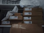 Varastohuoneen tavarat, useita kylpyhuoneen altaita ym., Temal Oy konkurssipesä