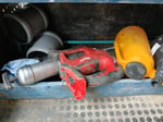 Erä erilaisia työkaluja, Dewalt ja Milwaukee, Salaiset Ojat Oy konkurssipesä