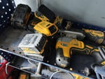 Erä erilaisia työkaluja, Dewalt ja Milwaukee, Salaiset Ojat Oy konkurssipesä