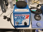 Erilaisia laboratorion pienlaitteita, mm. pipetintäyttölaitteita, LabMaster Oy konkurssipesä