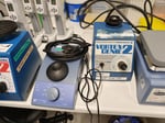 Erilaisia laboratorion pienlaitteita, mm. pipetintäyttölaitteita, LabMaster Oy konkurssipesä