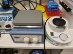 Erilaisia laboratorion pienlaitteita, mm. pipetintäyttölaitteita, LabMaster Oy konkurssipesä