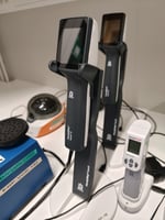 Erilaisia laboratorion pienlaitteita, mm. pipetintäyttölaitteita, LabMaster Oy konkurssipesä
