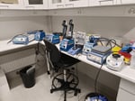 Erilaisia laboratorion pienlaitteita, mm. pipetintäyttölaitteita, LabMaster Oy konkurssipesä