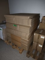 Iso erä erilaista pakkauslaatikkoa, LabMaster Oy konkurssipesä